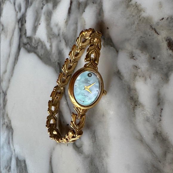 Lucien Barret Quartz Gold Women's Watch w/ Diamond & Mother of Pearl Face - Picture 7 of 12